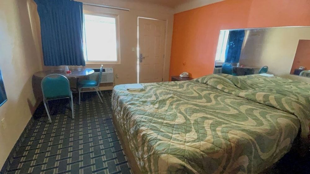 Deluxe Inn Motel Basic Room, 1 King Bed 5