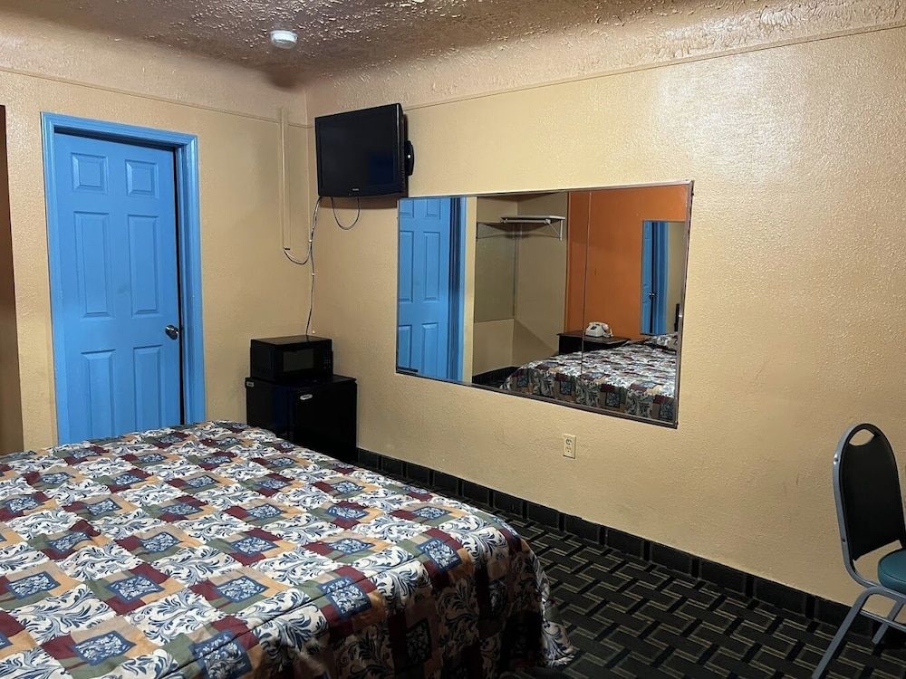 Deluxe Inn Motel Basic Room, 1 King Bed 2