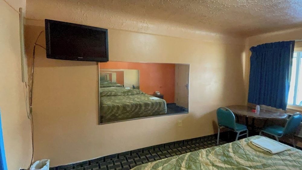 Deluxe Inn Motel Basic Room, 1 King Bed