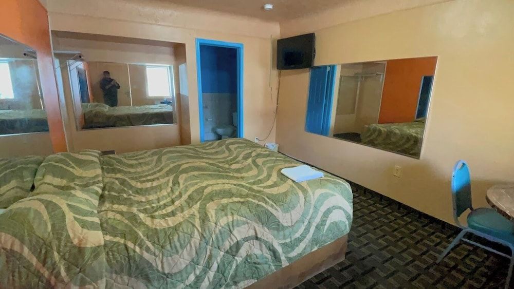 Deluxe Inn Motel Basic Room, 1 King Bed 4