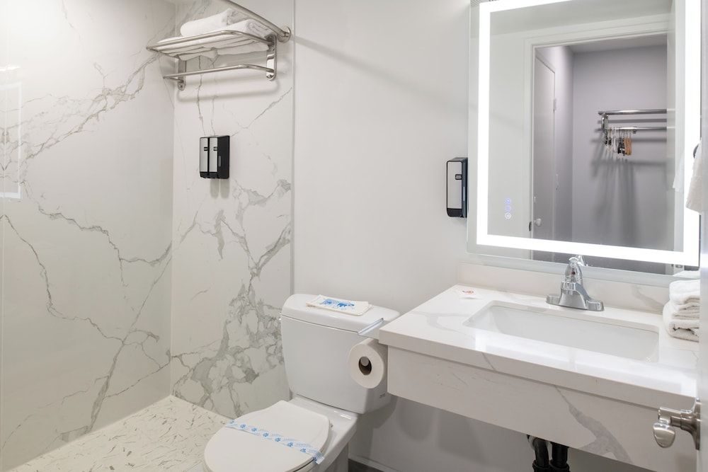 Beach Inn - A Huntington Beach Motel Deluxe Double Queen Room 10