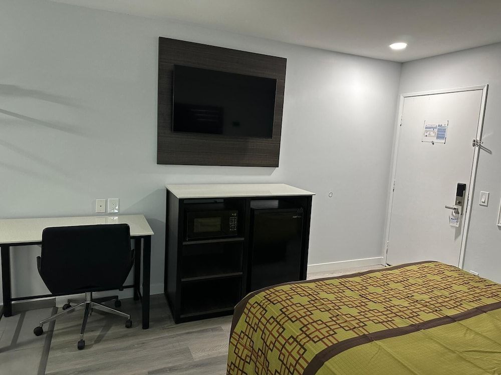 Beach Inn - A Huntington Beach Motel Deluxe Double Queen Room 12