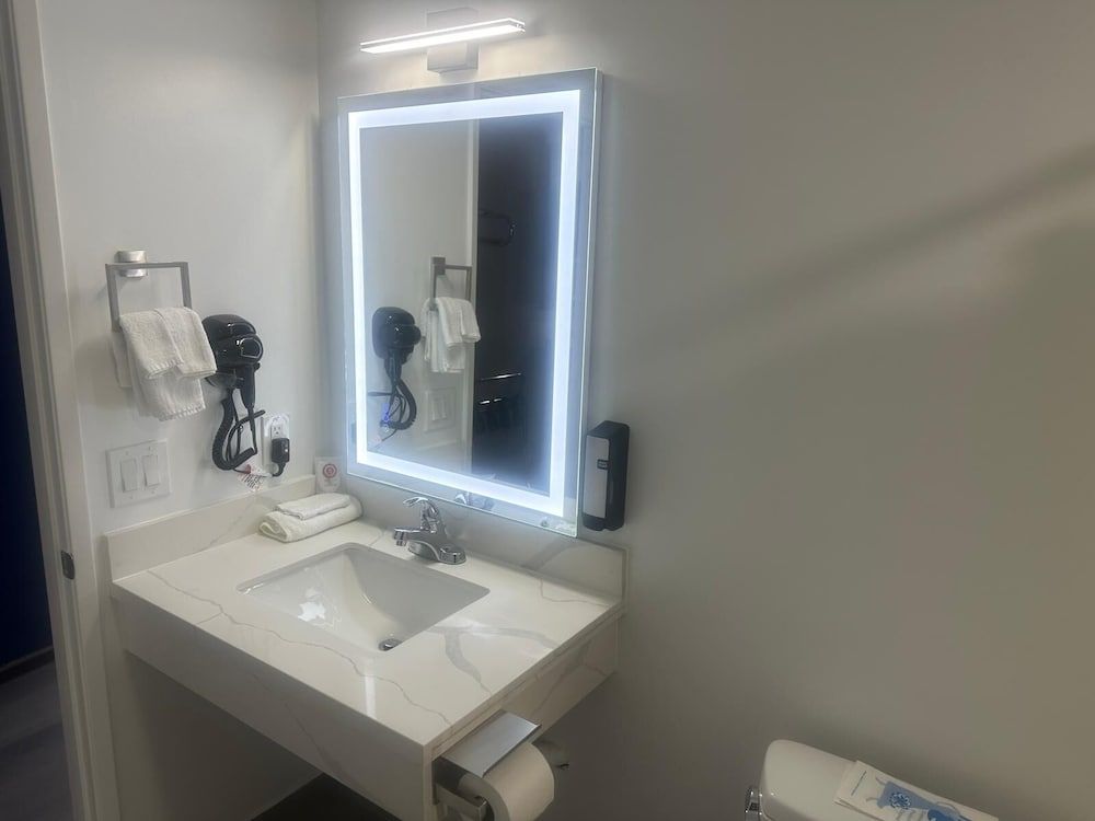 Beach Inn - A Huntington Beach Motel Deluxe Double Queen Room 6