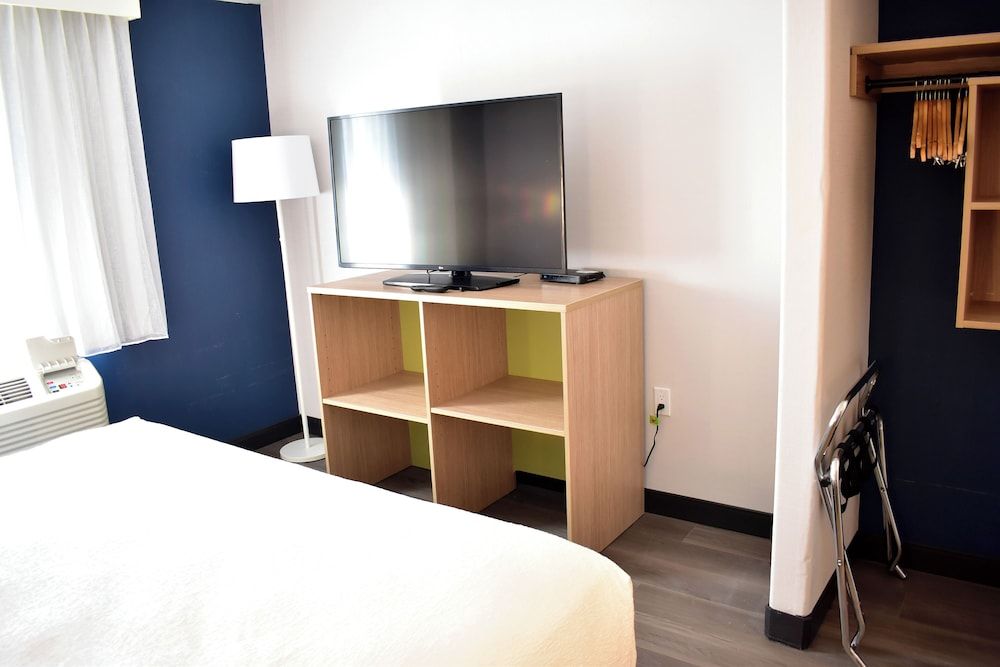 Spark By Hilton Albuquerque North I-25 Room, 1 King Bed with Sofa bed 7