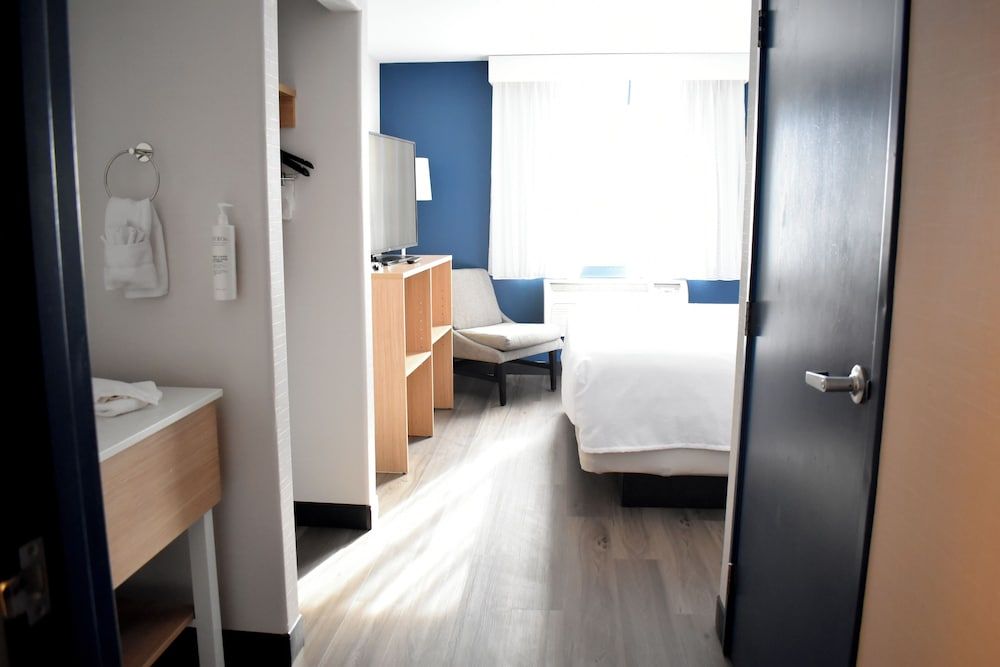 Spark By Hilton Albuquerque North I-25 Room, 1 King Bed, Balcony (Mountain View) 8