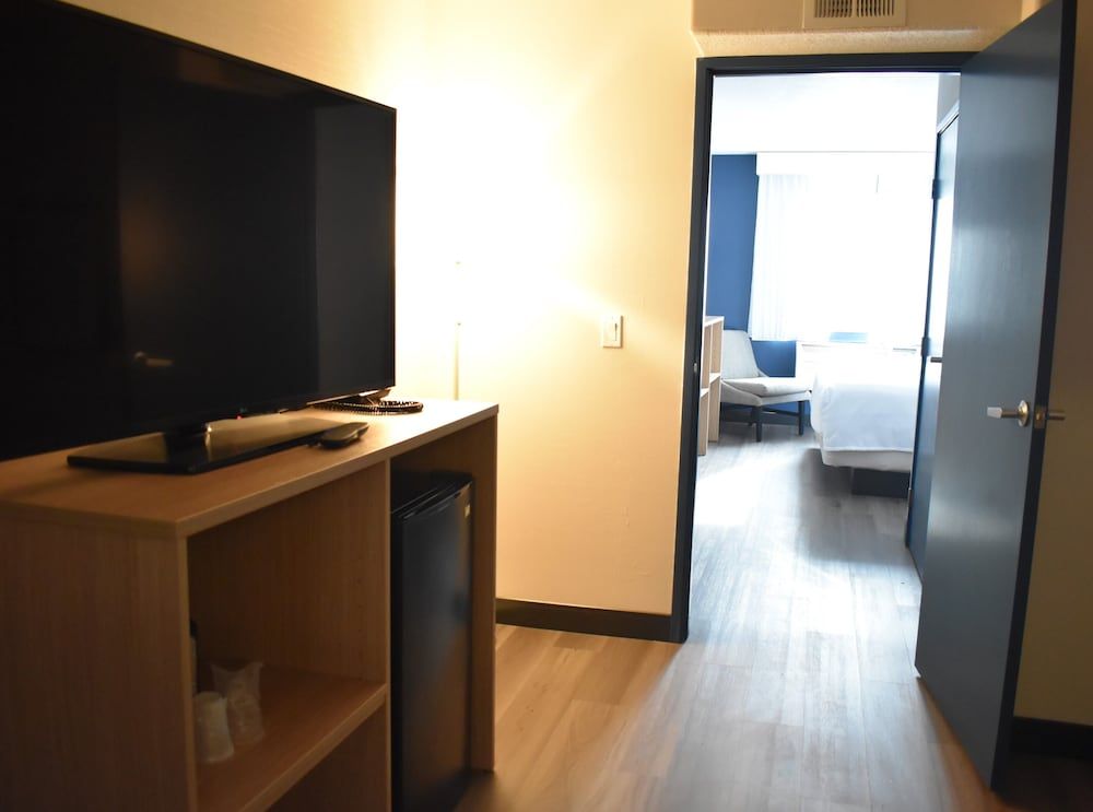 Spark By Hilton Albuquerque North I-25 Room, 1 King Bed, Balcony (Mountain View) 7