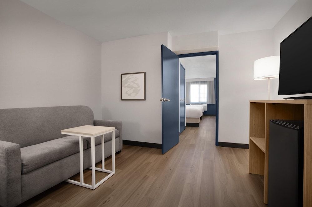 Spark By Hilton Albuquerque North I-25 Room, 1 King Bed with Sofa bed 13