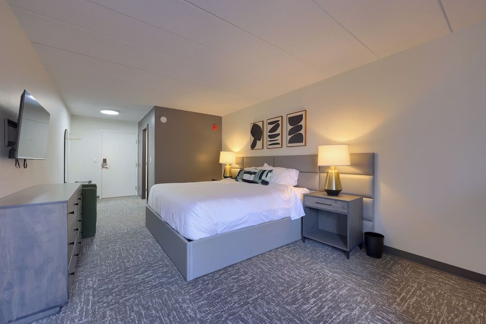 Lititz Pointe Inn and Suites Superior Double Room, 1 King Bed, Microwave 3