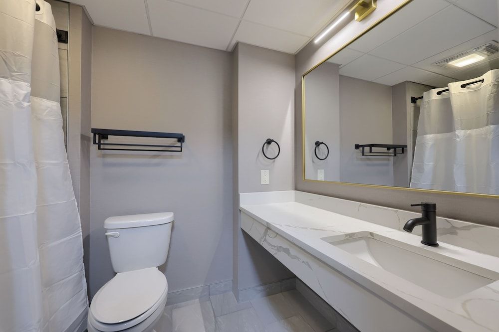 Lititz Pointe Inn and Suites Superior Double Room, 1 King Bed, Microwave 6