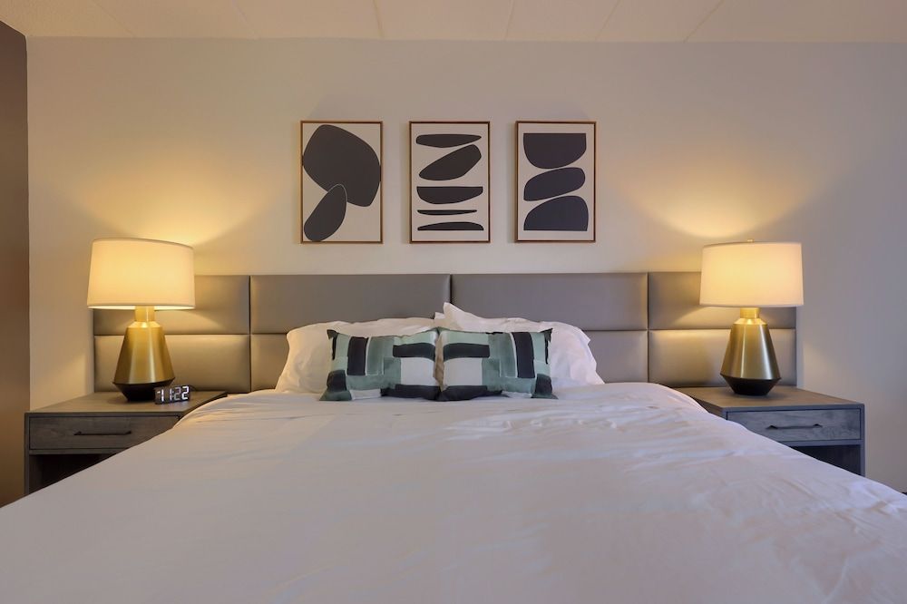 Lititz Pointe Inn and Suites Superior Double Room, 1 King Bed, Microwave 4