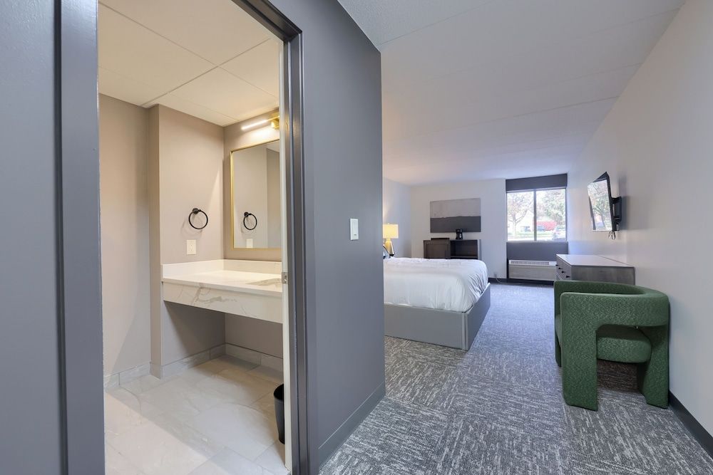 Lititz Pointe Inn and Suites Superior Double Room, 1 King Bed, Microwave 7