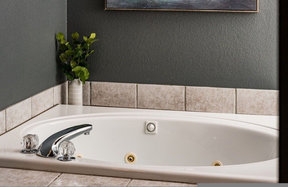 Serene Retreat Amazing Views Hottub Sauna Xbox House 33