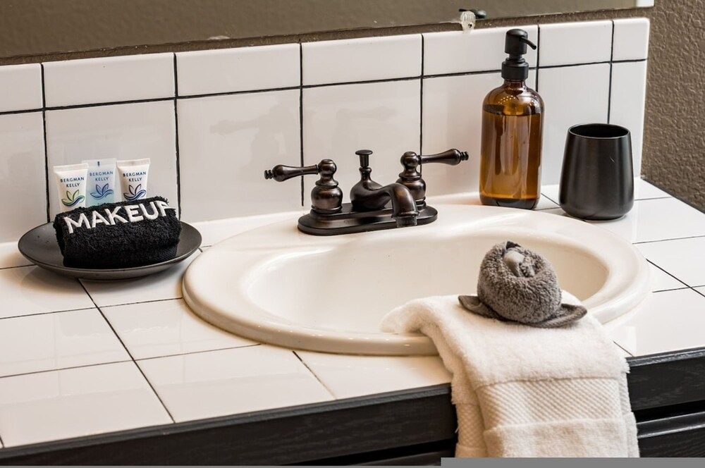 Serene Retreat Amazing Views Hottub Sauna Xbox House 31