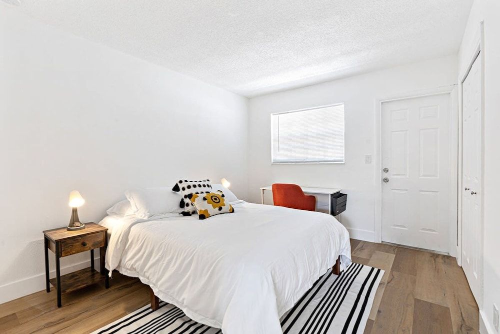 Lovely 2 BR Condo With Free Parking on Premises Apartment 2