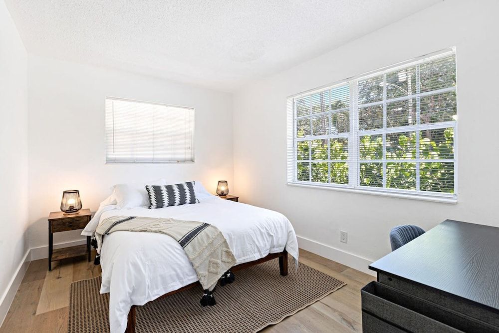 Lovely 2 BR Condo With Free Parking on Premises Apartment 5