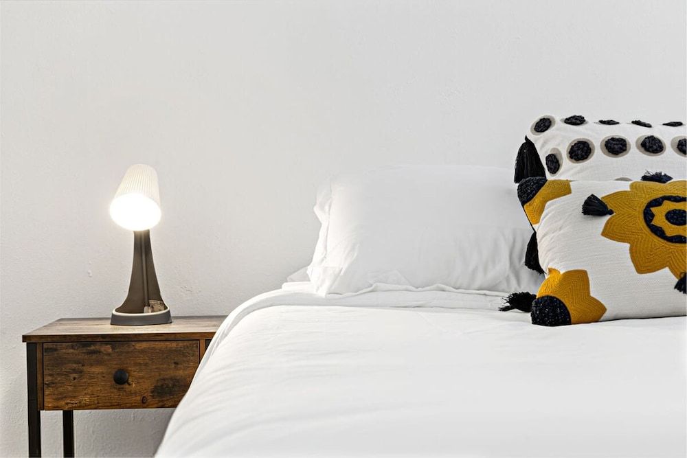 Lovely 2 BR Condo With Free Parking on Premises Apartment 4