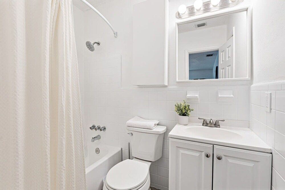 Lovely 2 BR Condo With Free Parking on Premises Apartment 8