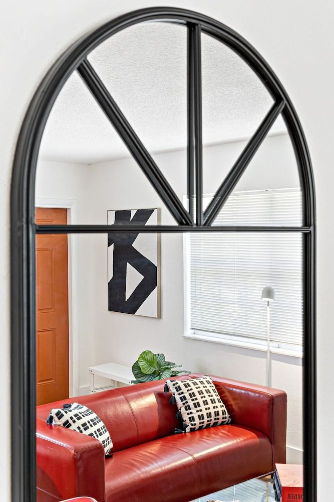 Lovely 2 BR Condo With Free Parking on Premises Apartment 11