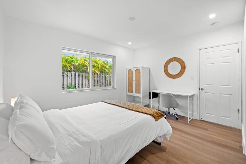 Spacious 2 BR Sailboat Bend Apartment 2