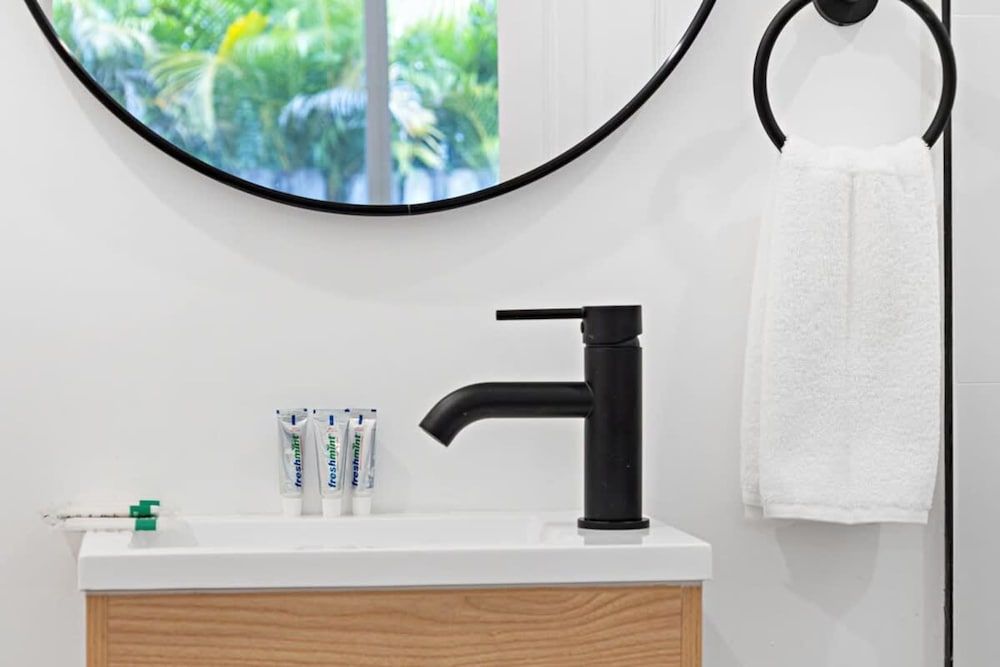 Spacious 2 BR Sailboat Bend Apartment 9