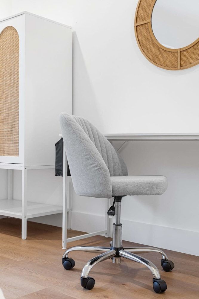 Spacious 2 BR Sailboat Bend Apartment 17