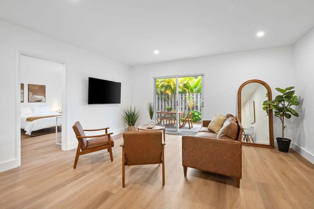 Spacious 2 BR Sailboat Bend Apartment 14