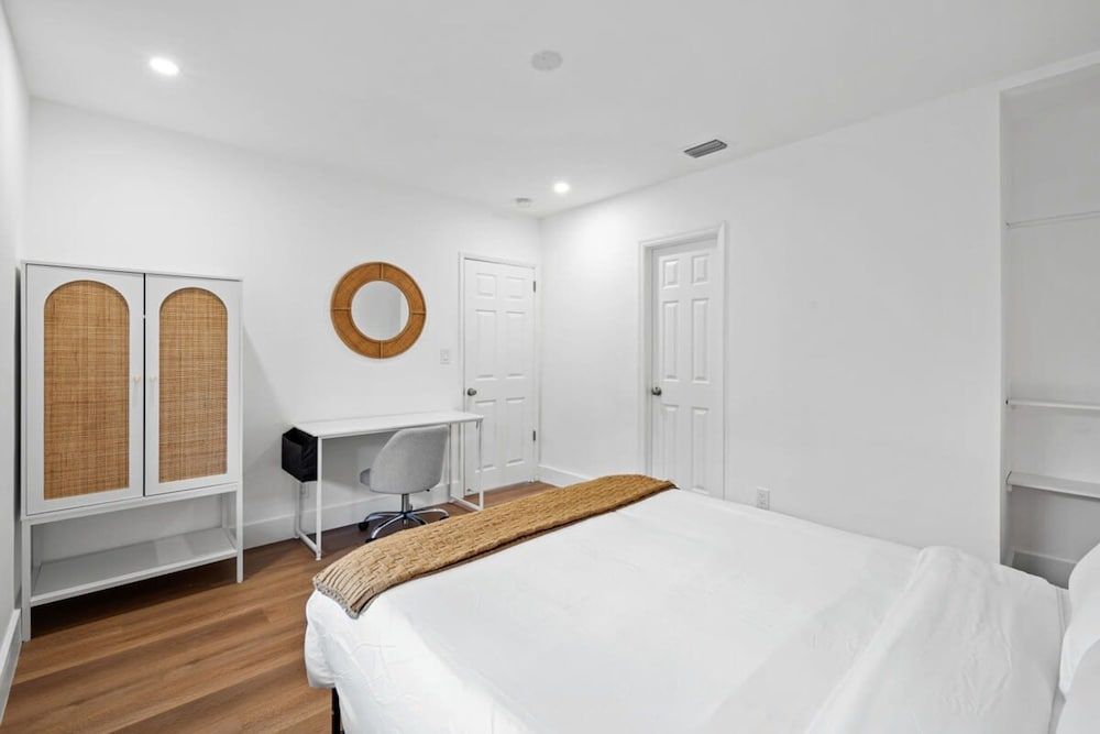 Spacious 2 BR Sailboat Bend Apartment 3