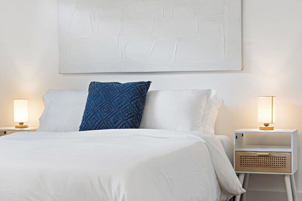 Spacious 2 BR Sailboat Bend Apartment 7