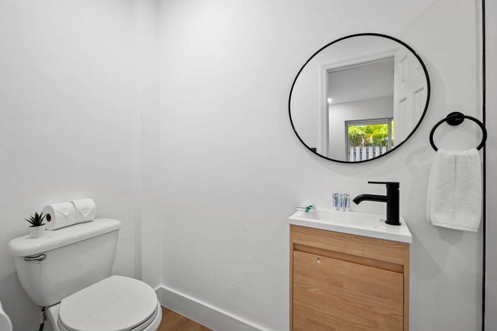 Spacious 2 BR Sailboat Bend Apartment 8