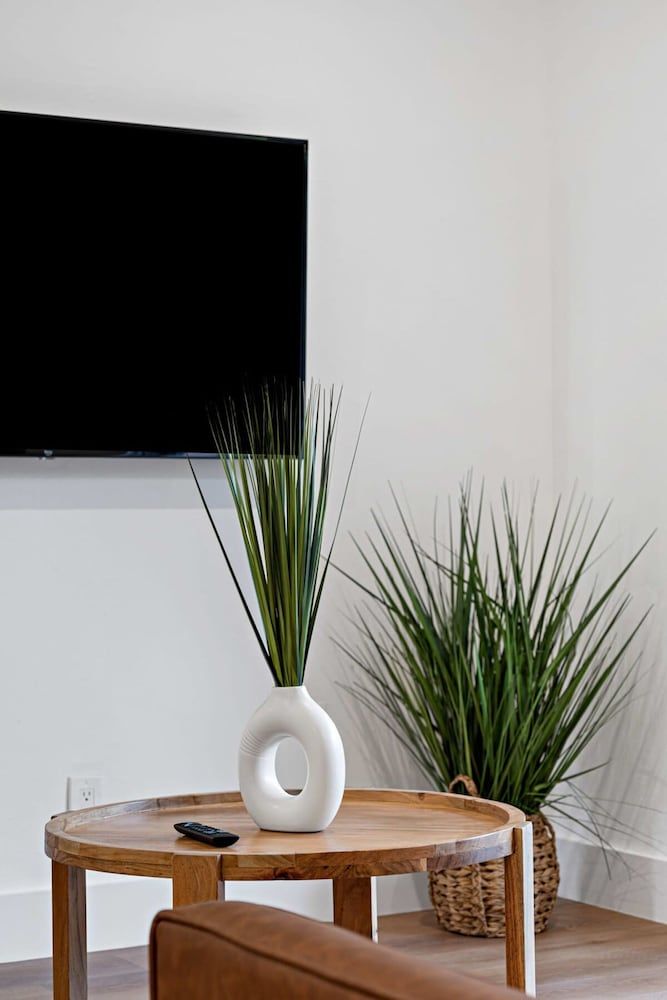 Spacious 2 BR Sailboat Bend Apartment 15