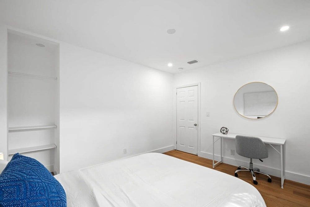 Spacious 2 BR Sailboat Bend Apartment 6