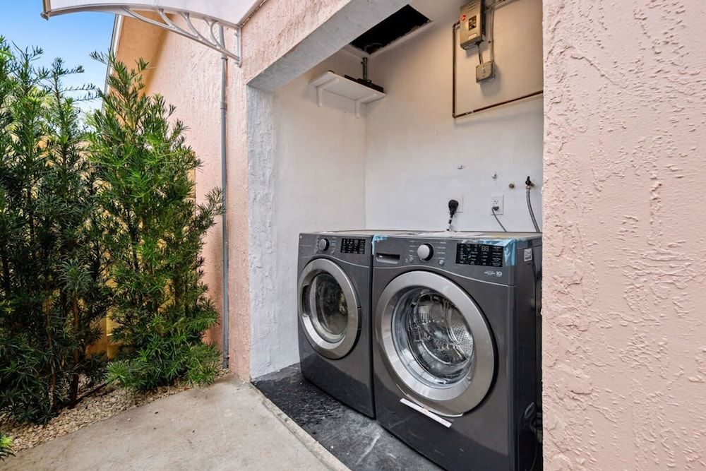 Spacious 2 BR Sailboat Bend Apartment 13