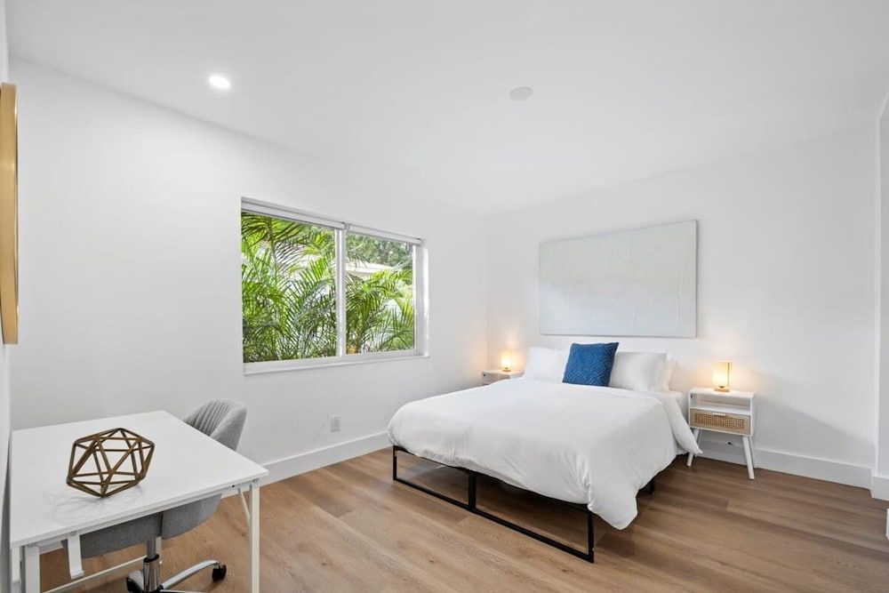 Spacious 2 BR Sailboat Bend Apartment 5