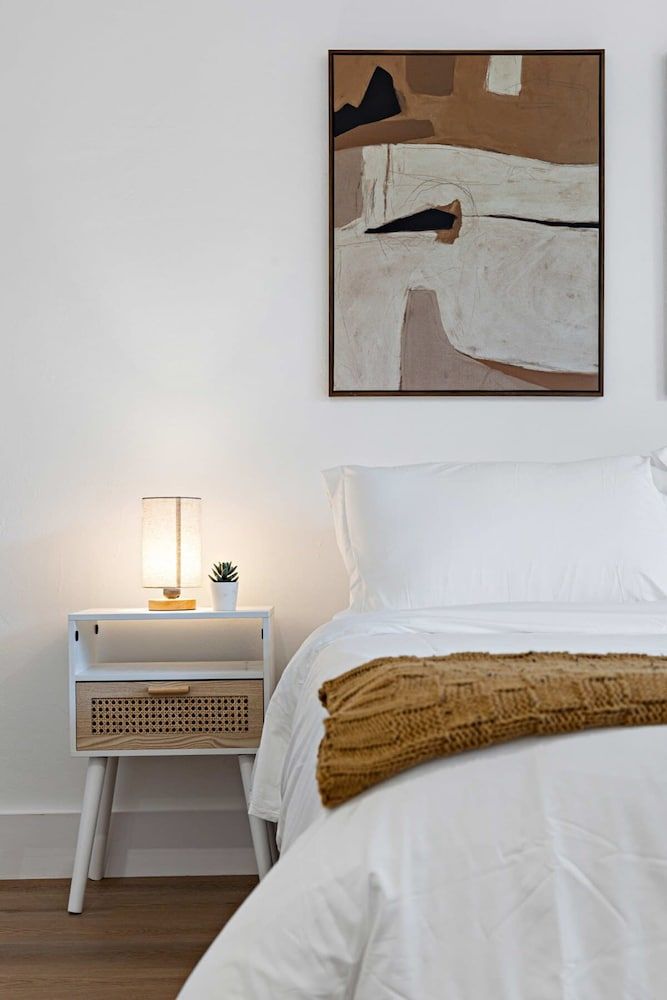 Spacious 2 BR Sailboat Bend Apartment 4