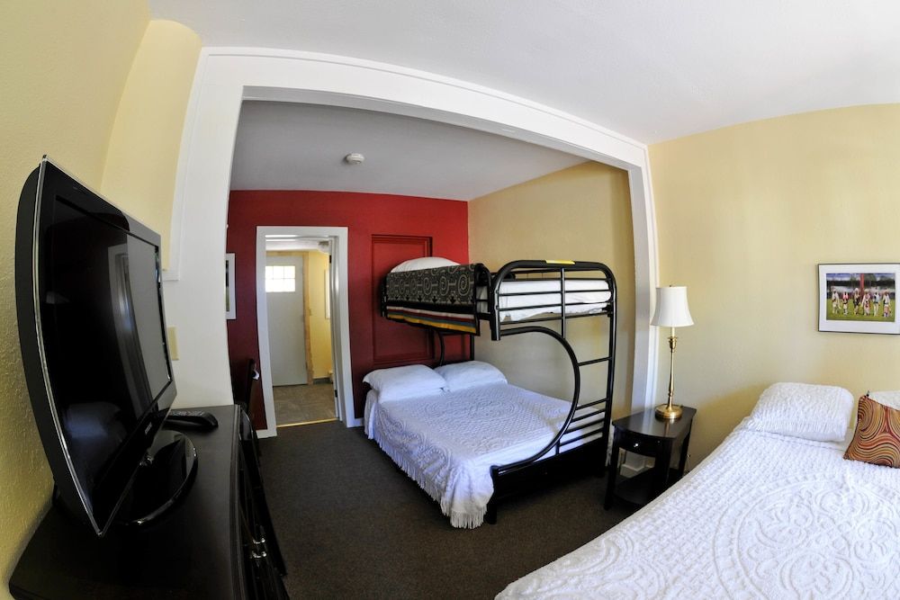 Family Room, Multiple Beds, Pool Access, City View