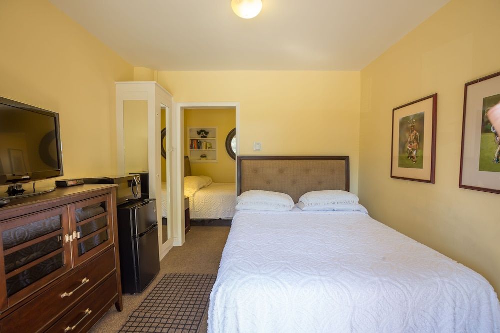 Standard Room, 2 Queen Beds, Pool Access, City View