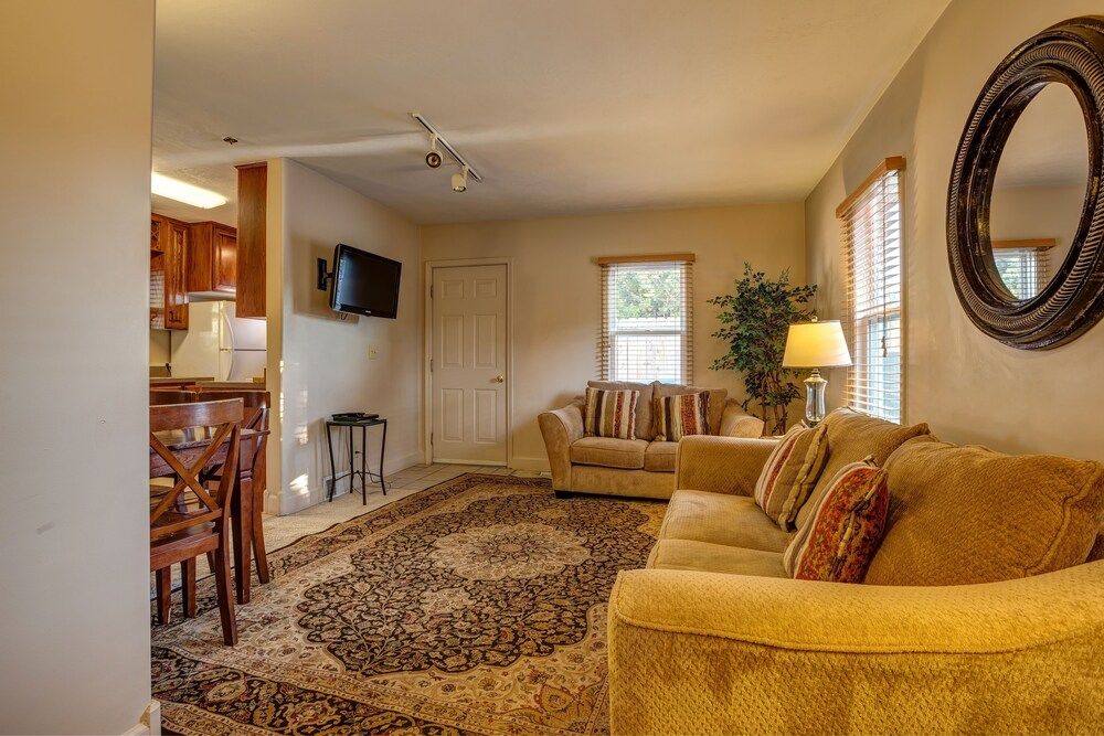 The Lava Hotel Honeymoon Suite, 1 Queen Bed, Pool Access, Courtyard View 3