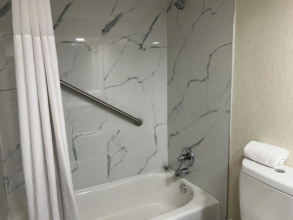 Hilltop Inn & Suites King Bed, Non Smoking 3