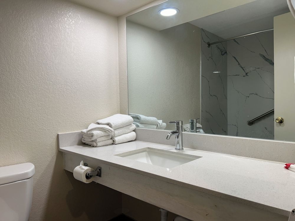 Hilltop Inn & Suites King Bed, Non Smoking 2