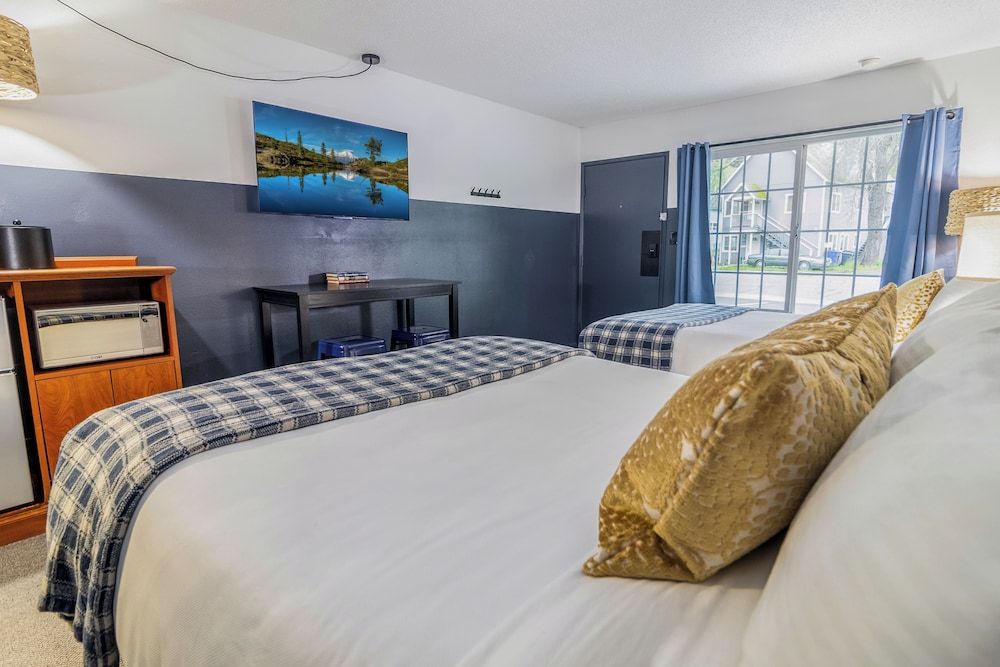 The Angler Lodge Deluxe Room, 2 Queen Beds 3