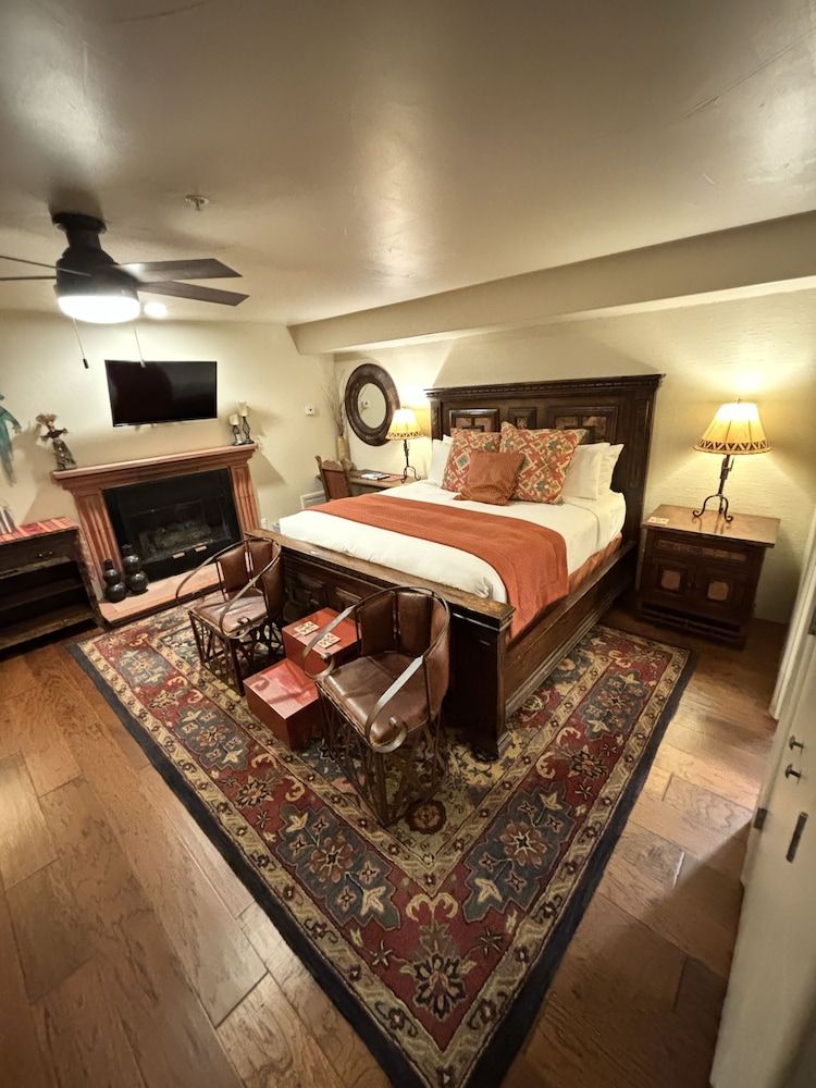 Standard Room, 1 King Bed (Sacred Feather)