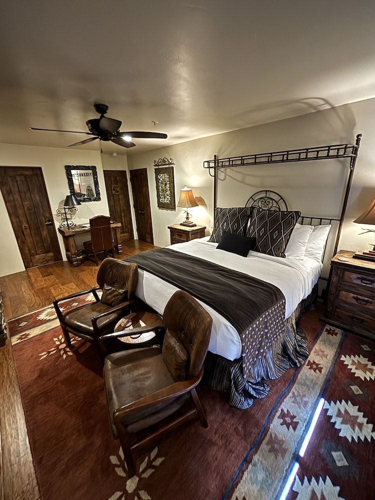 Room, 1 King Bed (with Balcony View (Dreamweaver))