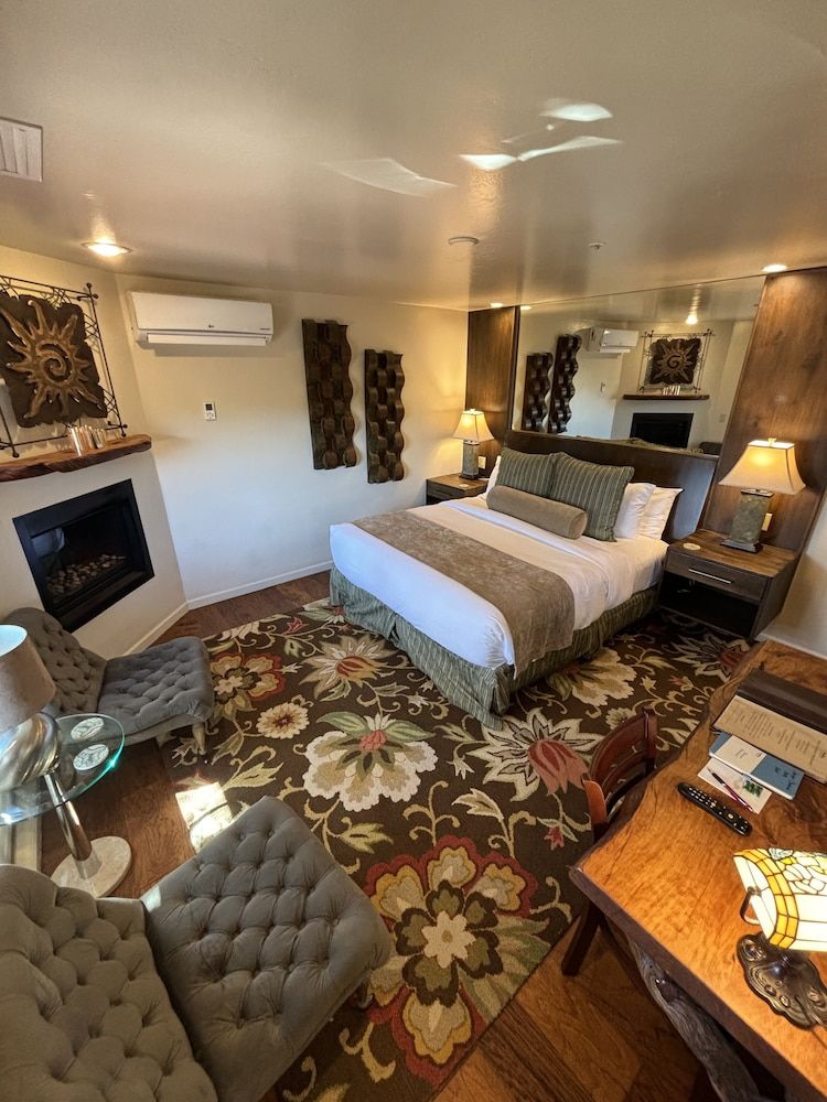 Deluxe Room, 1 King Bed (Juniper Shadows)
