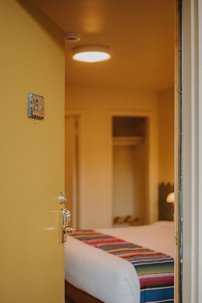 Siesta Motel King Room 4