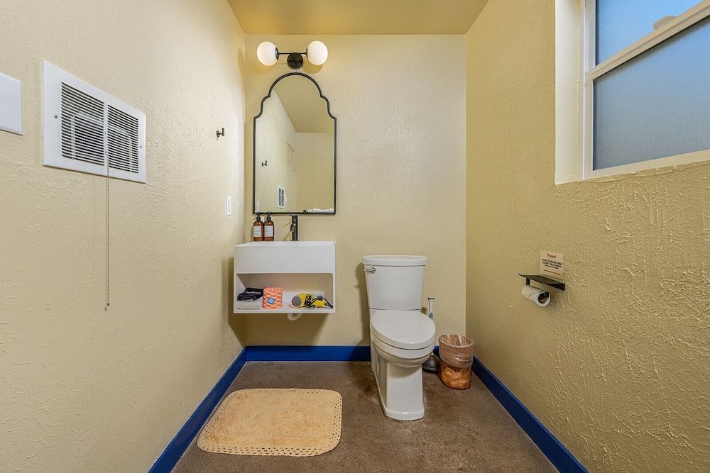 Siesta Motel Queen Room 4