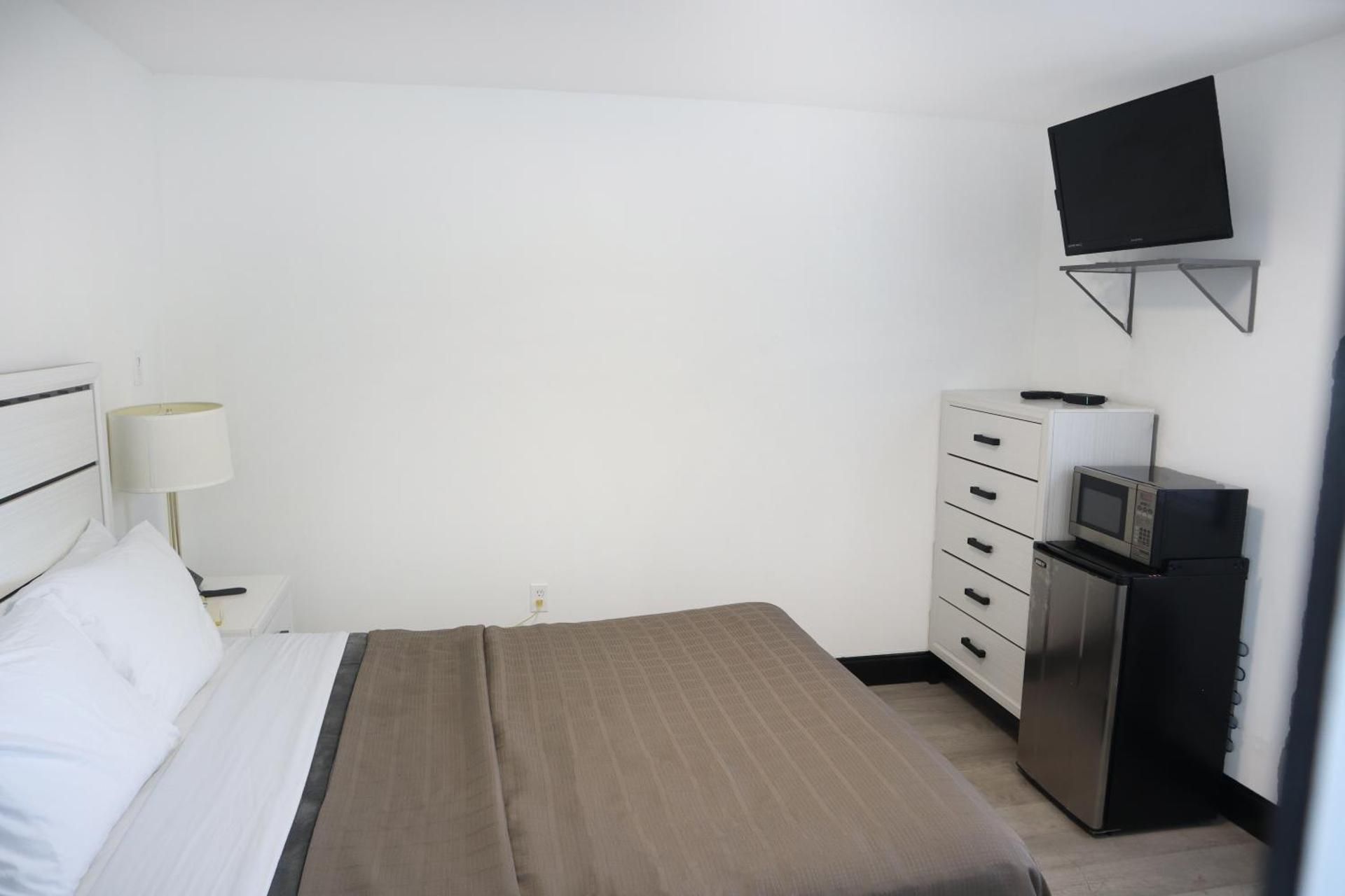 The Lancaster Motel By OYO Ronks near Paradise Queen Bed 2