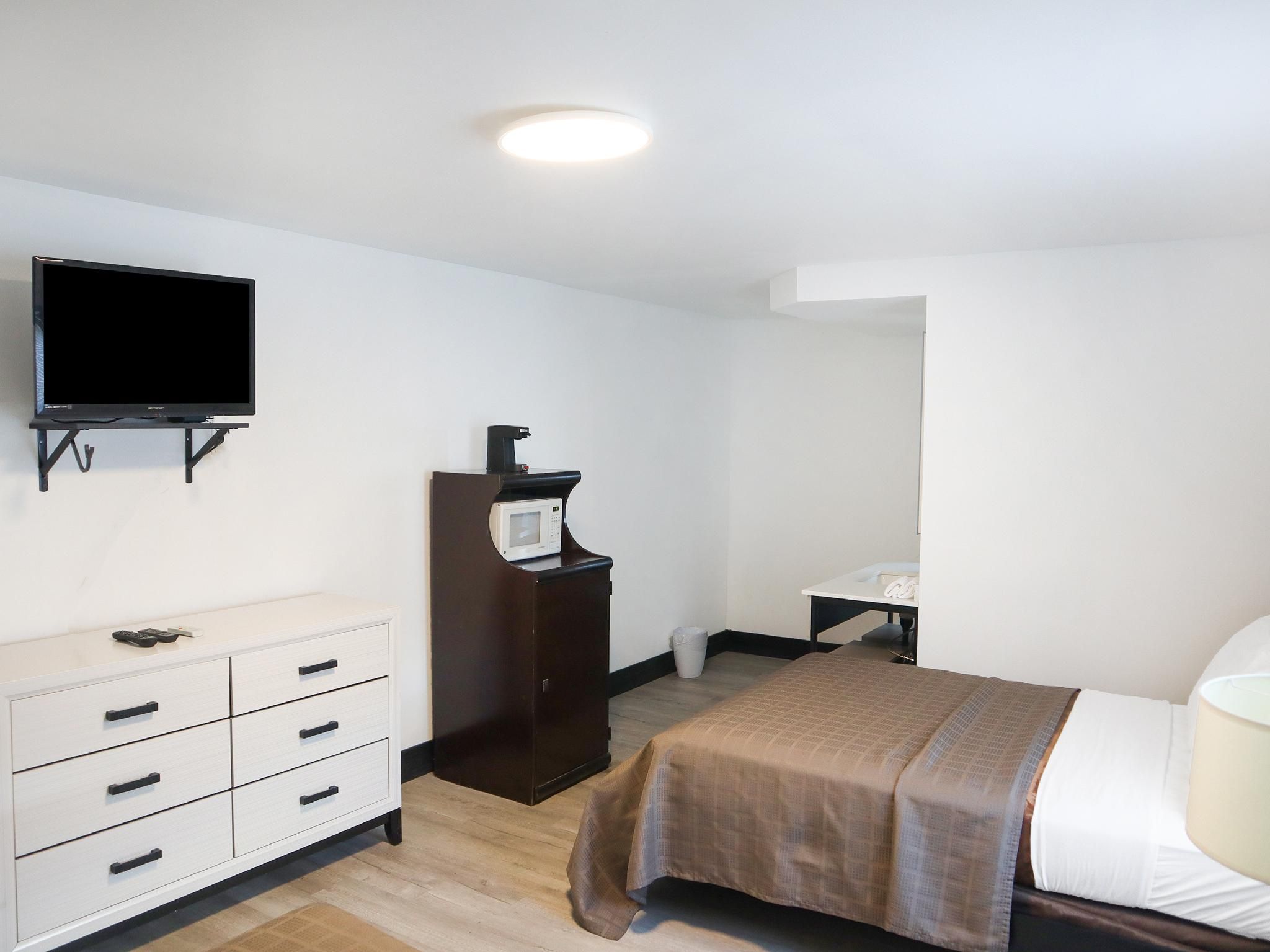 The Lancaster Motel By OYO Ronks near Paradise Queen Bed