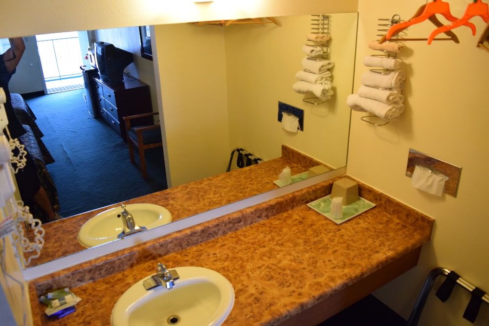 Travelers Inn & Suites Room, 1 King Bed 6