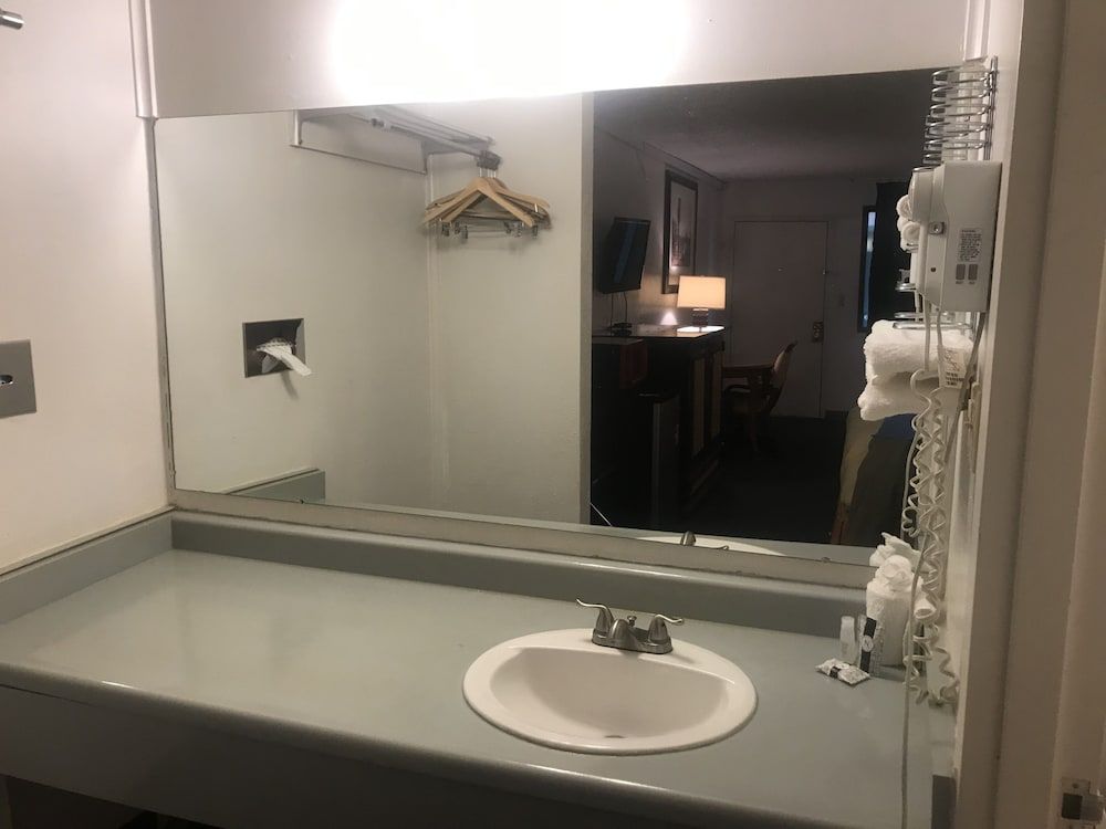 Travelers Inn & Suites Double Room 5