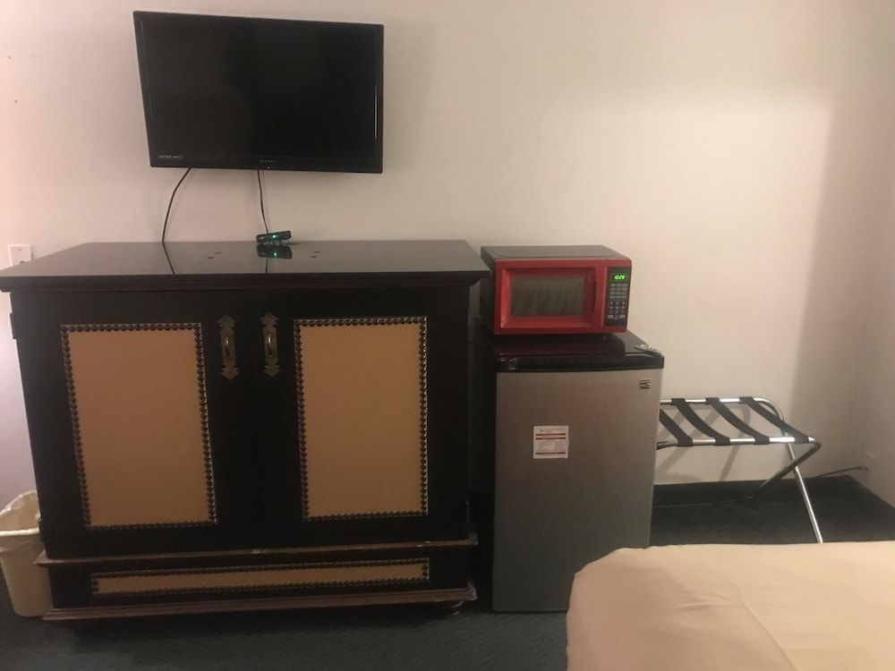 Travelers Inn & Suites Room, 1 King Bed 9